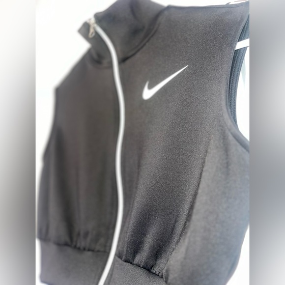 Nike Black Small Activewear Crop Top: Style and Performance Combined - Picture 3 of 7